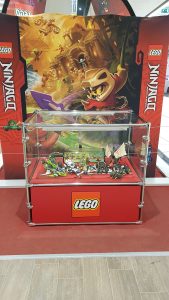 Nagy méretű vitrin - egyedi vitrin megoldások