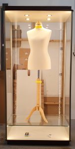 Próbabábu bemutató vitrin - egyedi vitrin megoldások