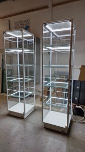 Vitrin - álló - LED világítással