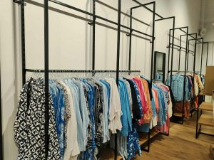 Seidensticker márkabolt - fali fém akasztórendszer #4