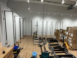 Seidensticker márkabolt - fali fém akasztórendszer #1