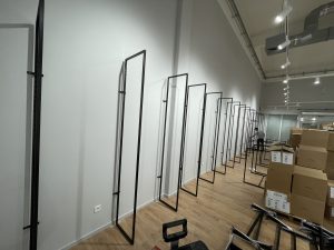 Seidensticker márkabolt - fali fém akasztórendszer #2