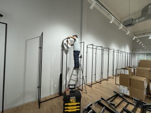 Seidensticker márkabolt - fali fém akasztórendszer #3