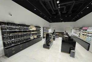 Üzletberendezés elhelyezése, hátsó eladópult - hagyományos, szabad berendezés: Luxoya Westend