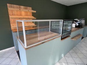 Alumínium keretes üvegvitrin péküzletben