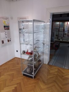 Üvegvitrin múzemumi tárgyak bemutatására