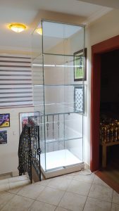 Üvegvitrin polconkénti LED világítással