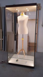 Üvegvitrin kerettel