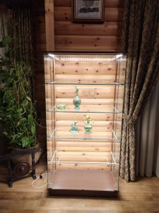 Üvegvitrin háttérrel