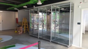 Egyedileg tervezett és kivitelezett üvegvitrinek