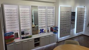 Naphegy Optika Üzletberendezés - bemutató vitrinek