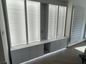 Naphegy Optika Üzletberendezés - bemutató vitrin LED világítással