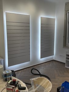 Naphegy Optika Üzletberendezés - alusínes bemutatófal