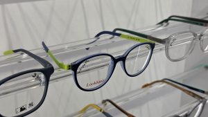 Naphegy Optika Üzletberendezés - termék bemutató polc