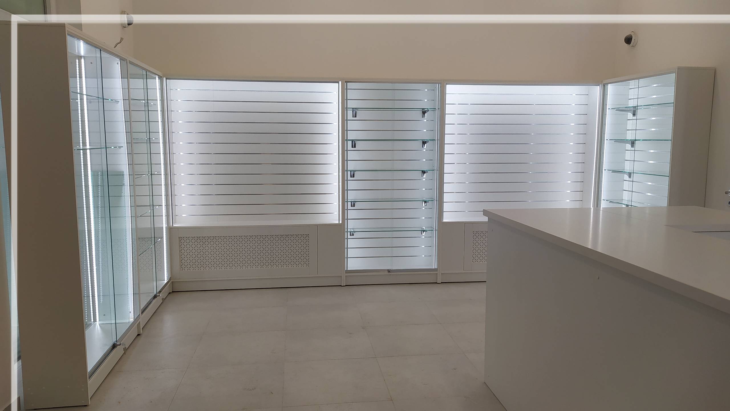 Üvegvitrinek különböző céllal - termékbemutatás, kiállítási tárgyak bemutatása, dekoráció