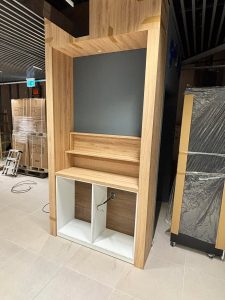 Üzletberendezés - pénzteermelő eszköz - Repülőtér kávéző, shop 11