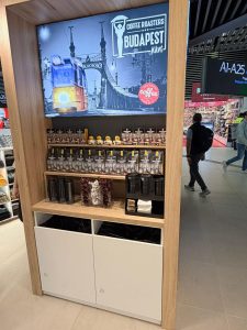 Üzletberendezés - pénzteermelő eszköz - Repülőtér kávéző, shop 12