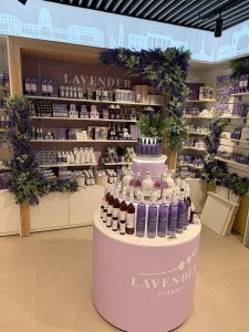 Üzletberendezés - pénzteermelő eszköz - Repülőtér kávéző, shop 05