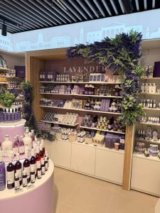 Üzletberendezés - pénzteermelő eszköz - Repülőtér kávéző, shop 13