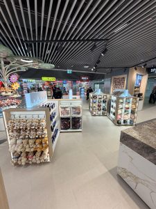 Üzletberendezés - pénzteermelő eszköz - Repülőtér kávéző, shop 14