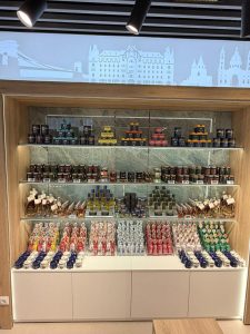 Üzletberendezés - pénzteermelő eszköz - Repülőtér kávéző, shop 01