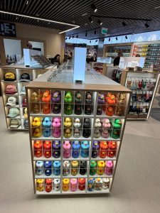 Üzletberendezés - pénzteermelő eszköz - Repülőtér kávéző, shop 09