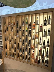 Üzletberendezés - pénzteermelő eszköz - Repülőtér kávéző, shop 03