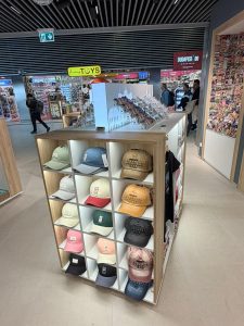 Üzletberendezés - pénzteermelő eszköz - Repülőtér kávéző, shop 10