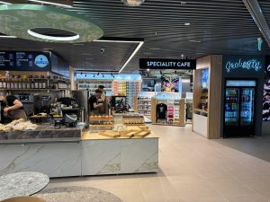 Üzletberendezés - pénzteermelő eszköz - Repülőtér kávéző, shop 04