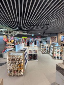 Üzletberendezés - pénzteermelő eszköz - Repülőtér kávéző, shop 08