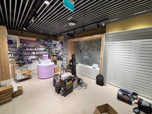 Üzletberendezés - pénzteermelő eszköz - Repülőtér kávéző, shop 06