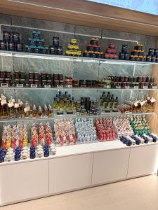 Üzletberendezés - pénzteermelő eszköz - Repülőtér kávéző, shop 02