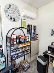 Benzinkút shop üzletberendezés felmérés előtt – a kis üzlethelyiség eredeti, elavult bútorzata 03