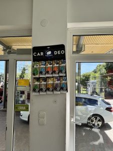 Benzinkút shop üzletberendezés felmérés előtt – a kis üzlethelyiség eredeti, elavult bútorzata 03