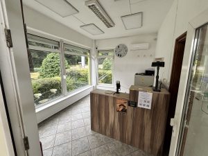 Benzinkút shop üzletberendezés felmérés előtt – a kis üzlethelyiség eredeti, elavult bútorzata 01