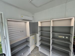 Elkészült benzinkúti üzletberendezés: egyedi kasszapult és polcrendszer az impulzusvásárlást támogató elrendezésben
04