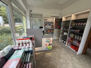 Elkészült benzinkúti üzletberendezés: egyedi kasszapult és polcrendszer az impulzusvásárlást támogató elrendezésben
05