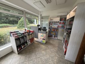 Elkészült benzinkúti üzletberendezés: egyedi kasszapult és polcrendszer az impulzusvásárlást támogató elrendezésben
06